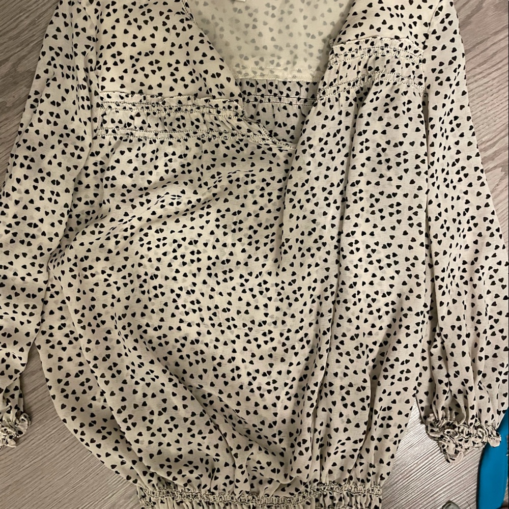 Cream and black heart detail long sleeve top, elastic at bottom.